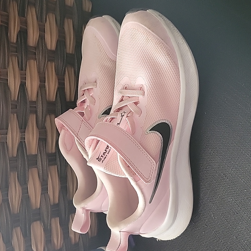 Girls NIKE sneakers.